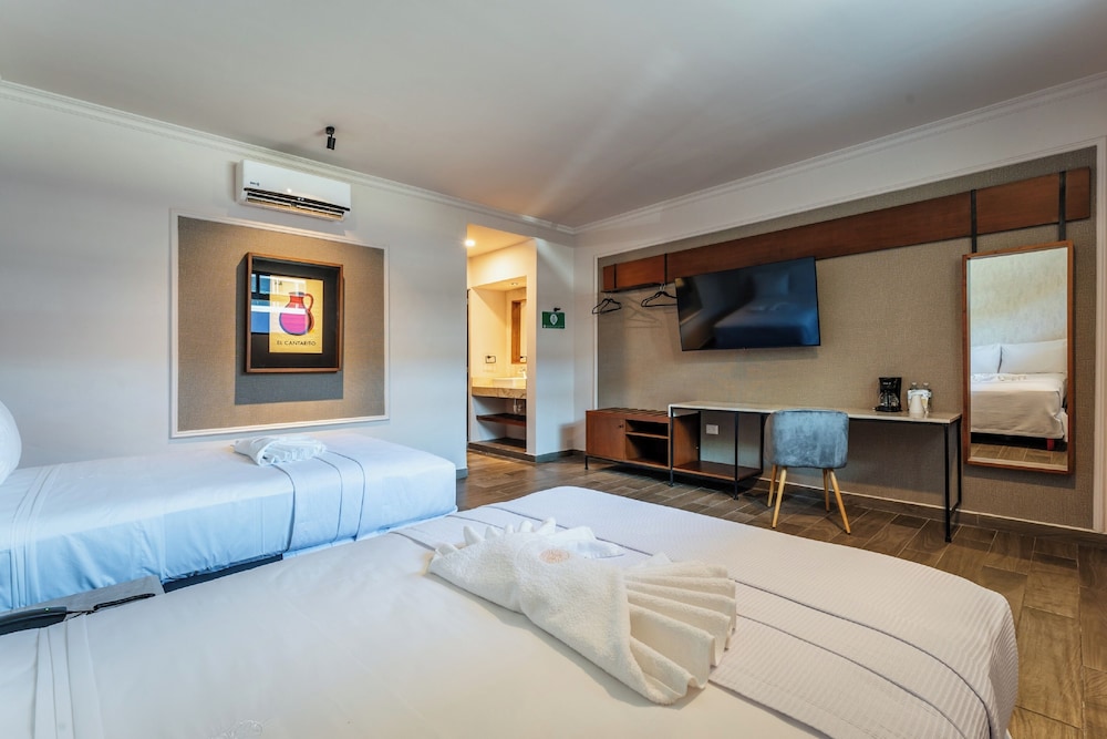 ROOM, DOUBLE BED