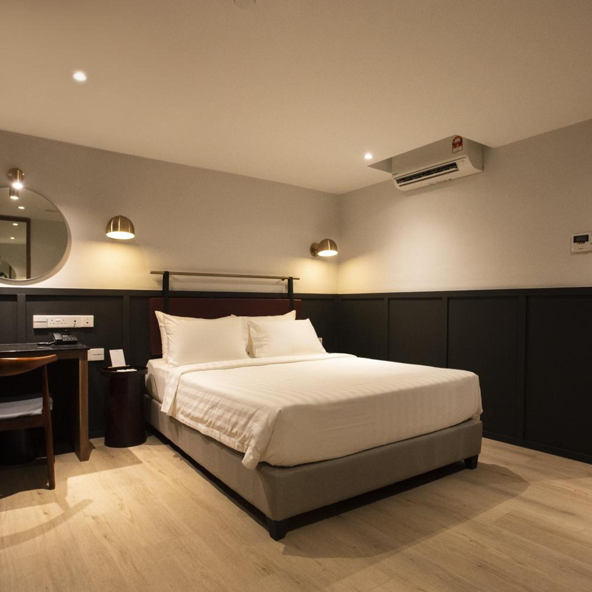 Standard, Queen Bed, No Window