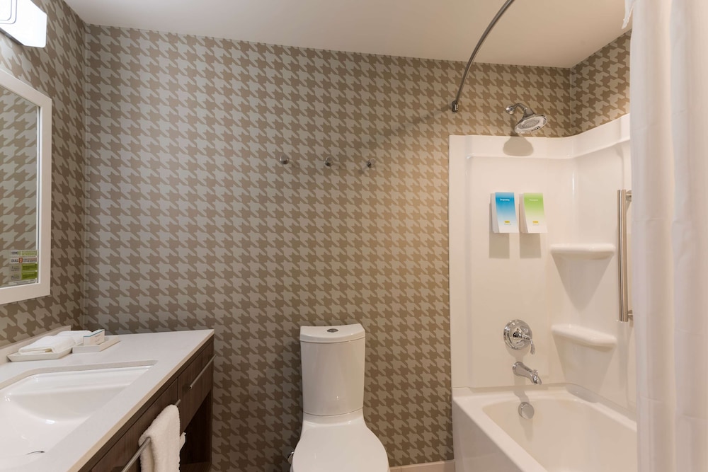 SUITE, KING BED, ACCESSIBLE