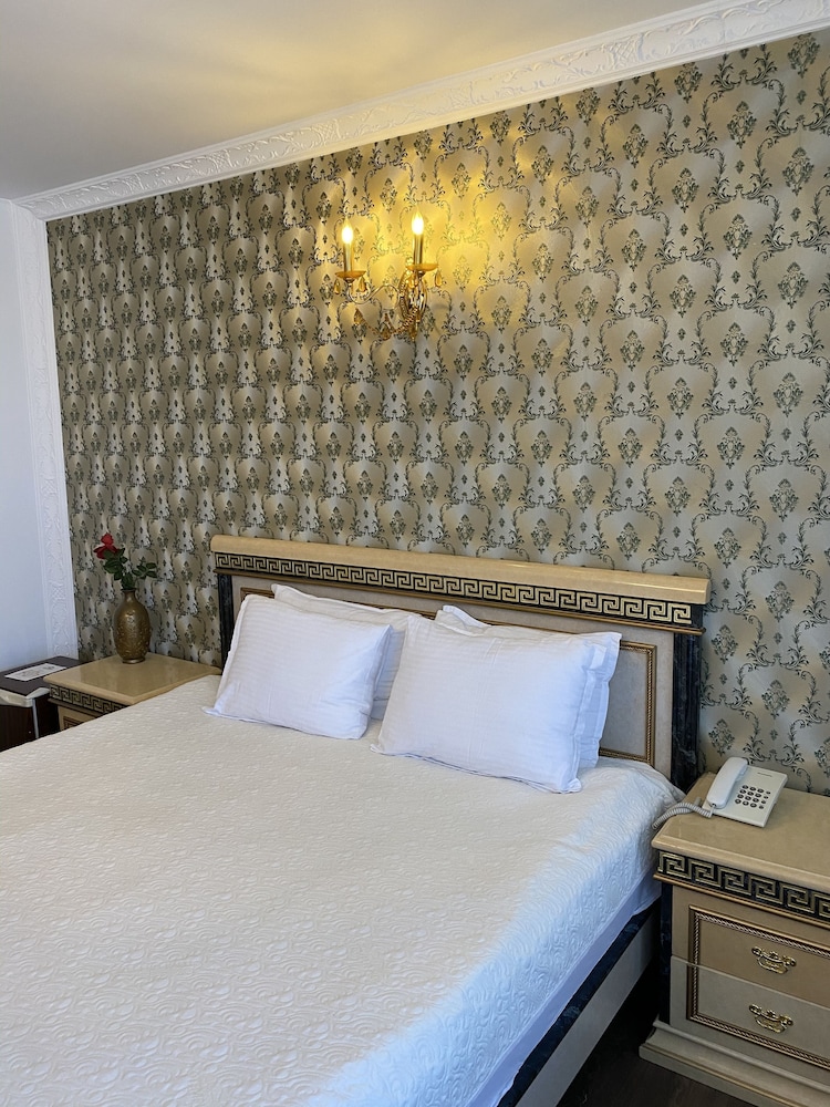 PREMIUM, QUEEN BED