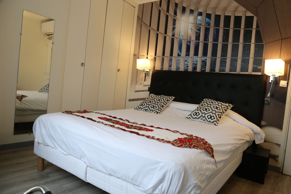 ROOM, DOUBLE BED