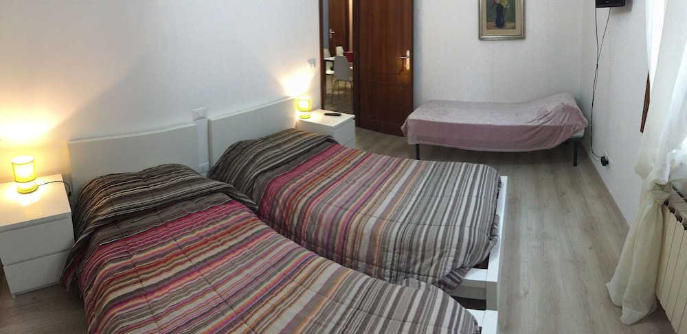 غرفة رباعية بسريرين منفصلين وسرير بطابقين بحمام مشترك، Harry's Guest House 2/4