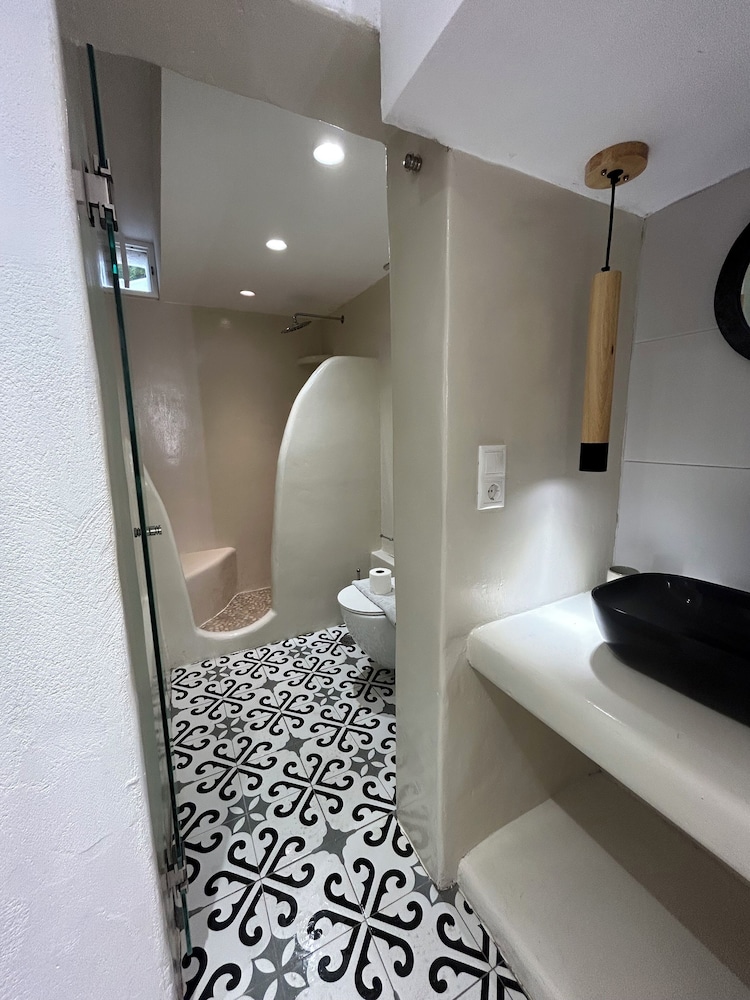 SEMI BASEMENT, STUDIO