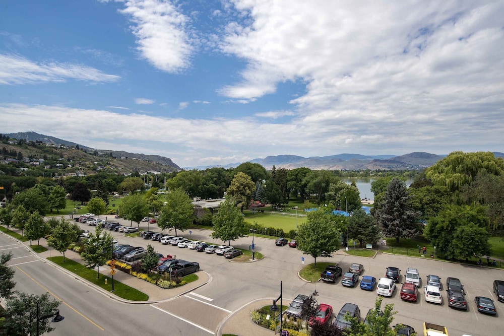 Sandman Signature Kamloops Hotel 52/54