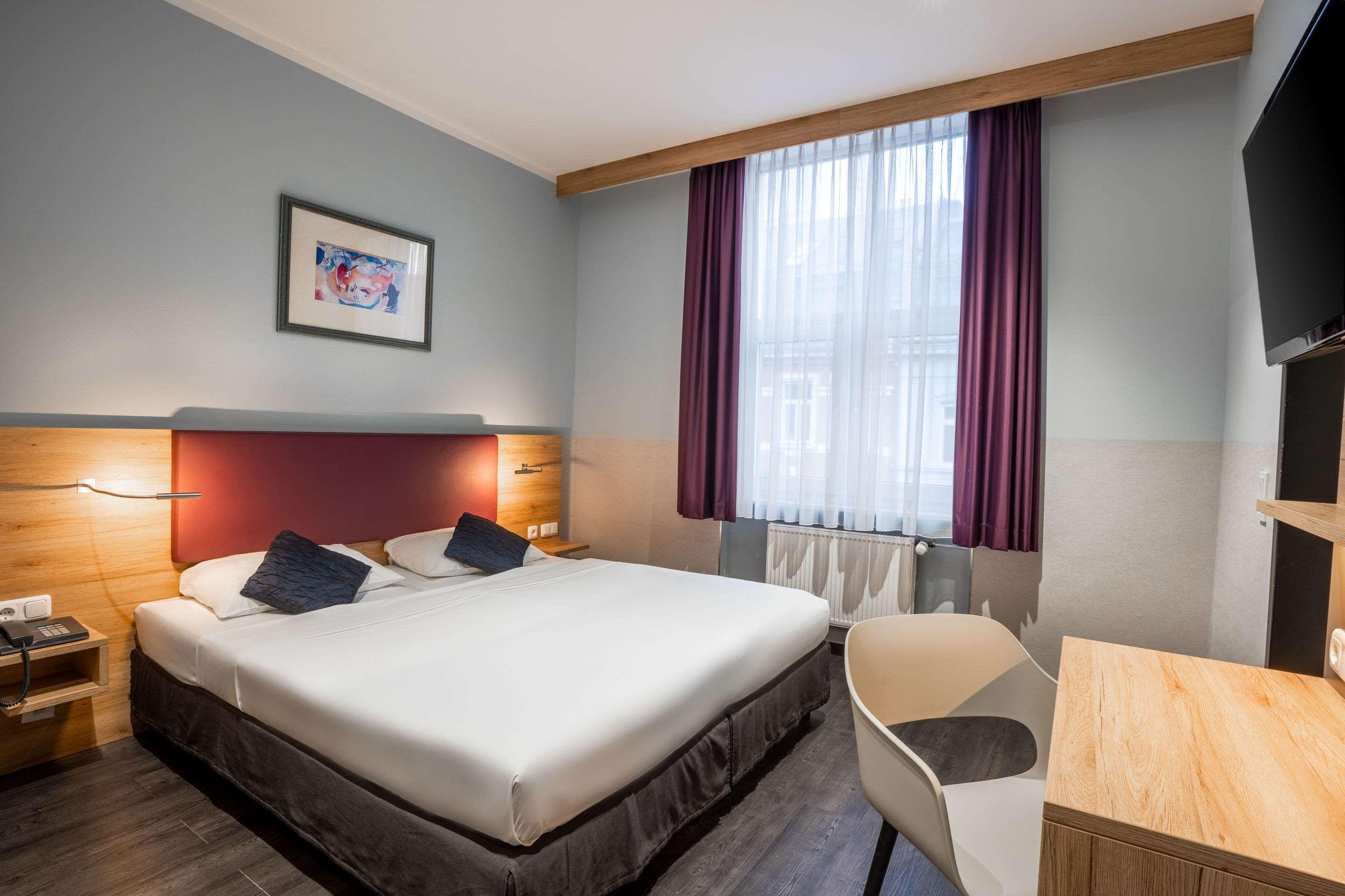 ROOM, QUEEN BED