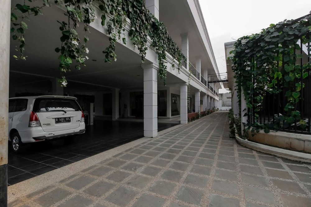RedDoorz Premium @ Gandaria Jagakarsa 31/35