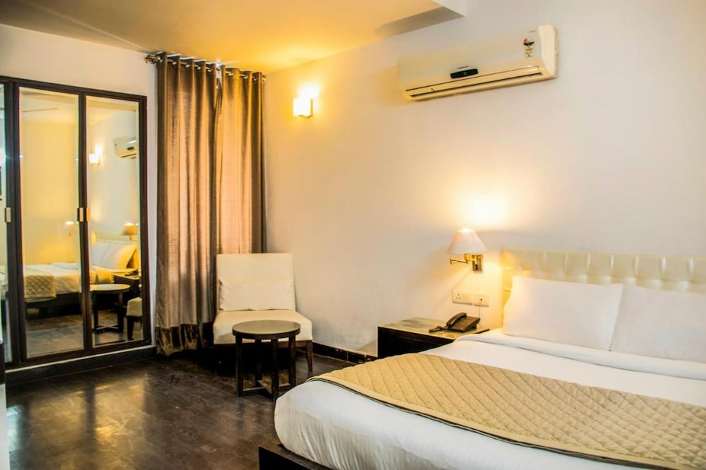 FabHotel Anutham Saket 18/36