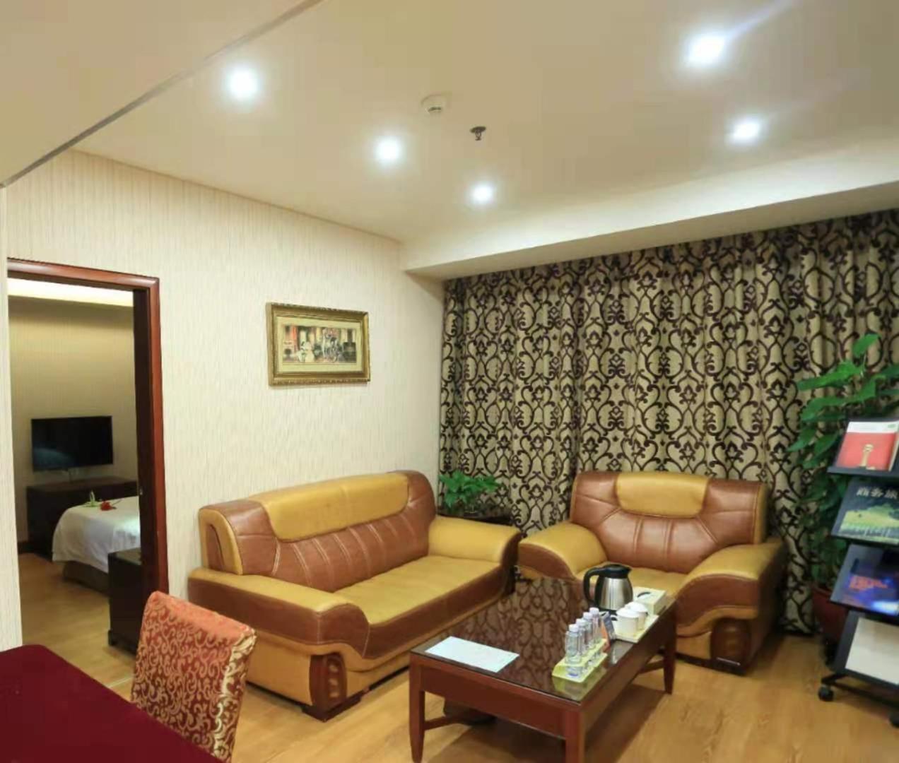 Vienna Hotel (Shenzhen Pinghu Center Metro Station) 34/42