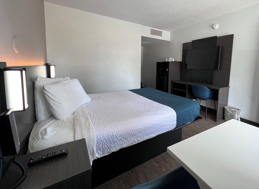 Motel6 Bakersfield, CA - South 7/54