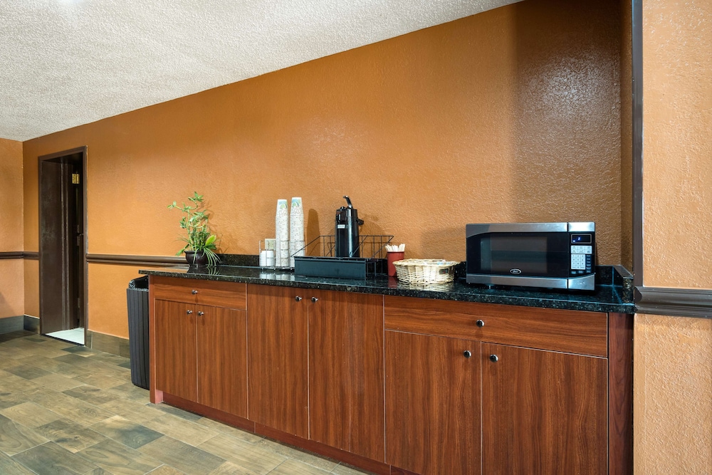 AmericInn by Wyndham Grand Rapids Airport North 10/62
