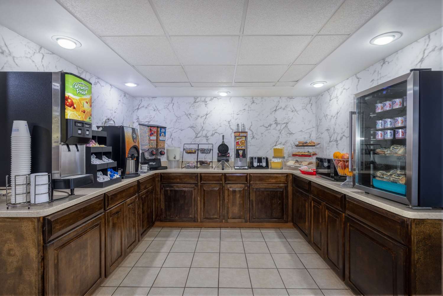 Days Inn & Suites by Wyndham Fort Bragg/Cross Creek Mall 12/41