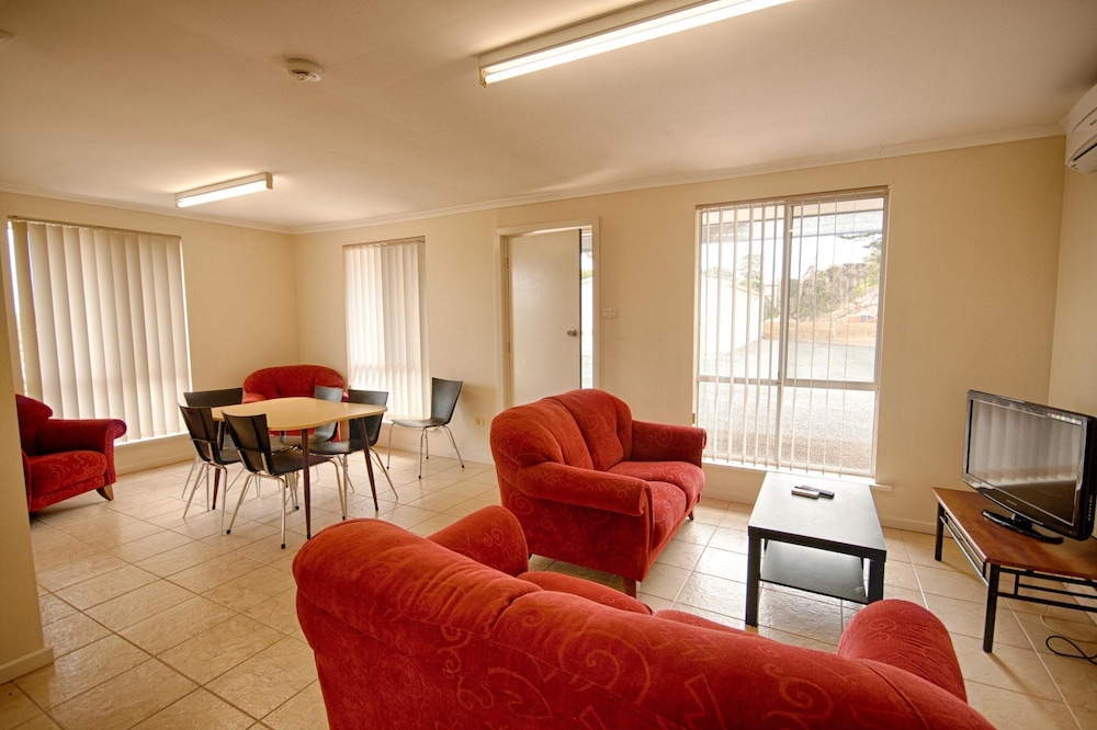 Robetown Motor Inn And Apartments 49/80