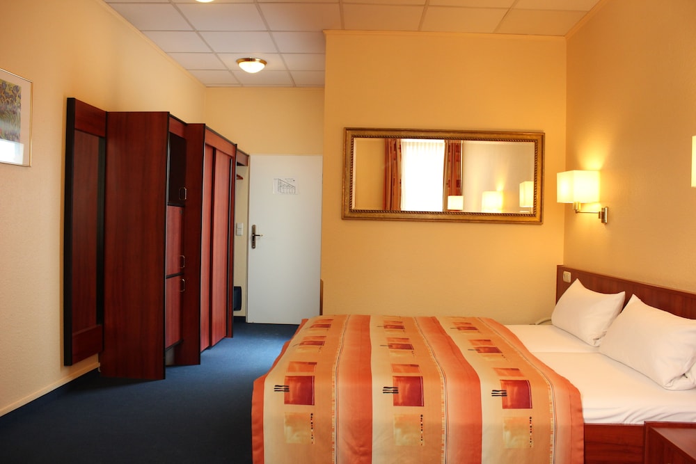 ROOM, DOUBLE BED