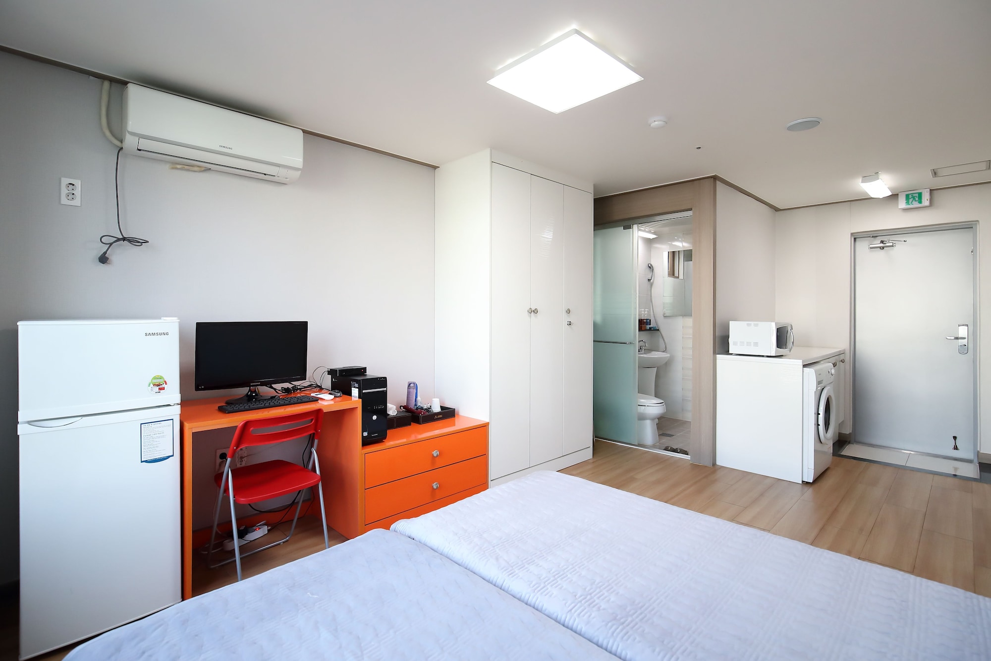 ROOM, TWIN BEDS