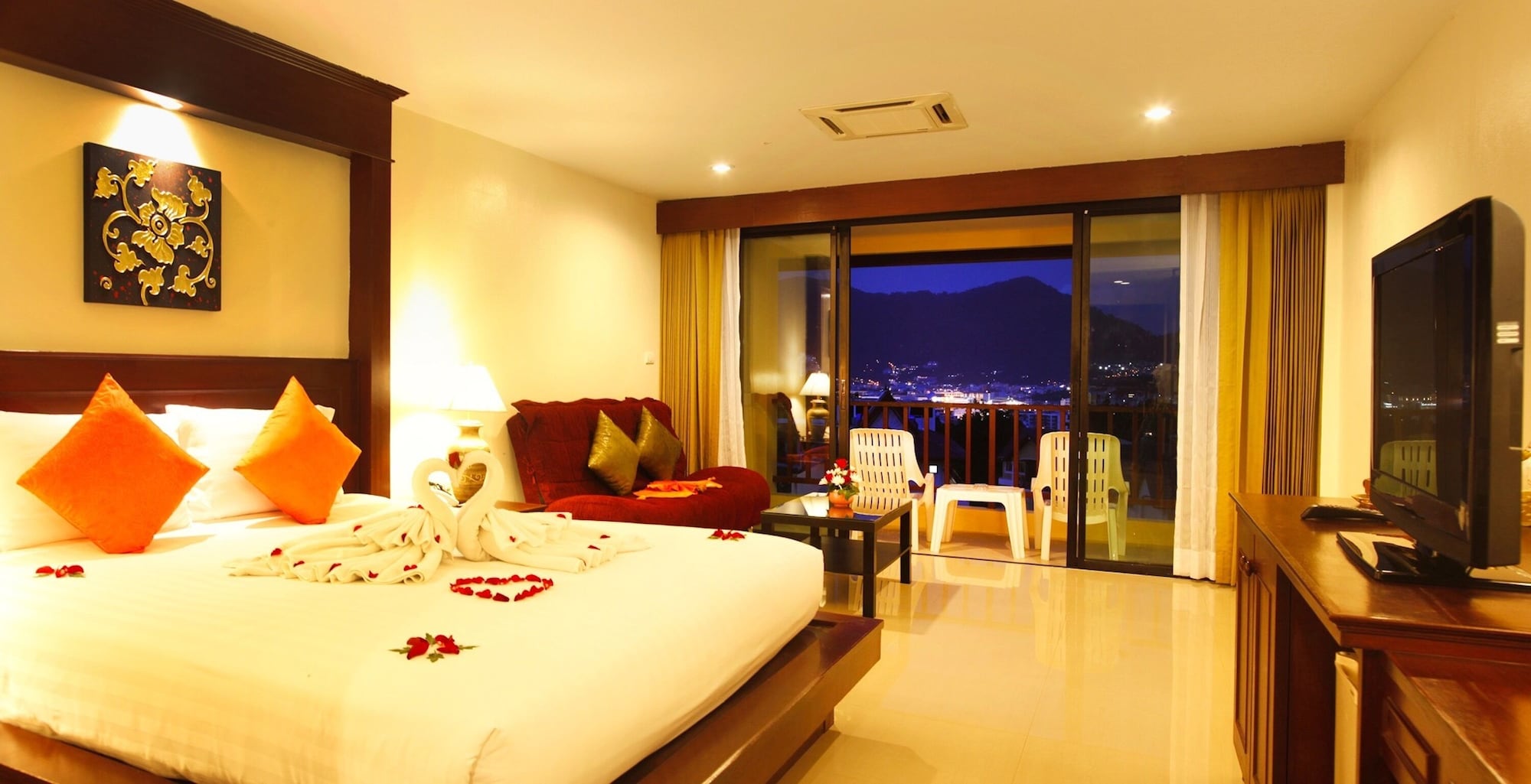 DELUXE, PARTIAL SEA VIEW