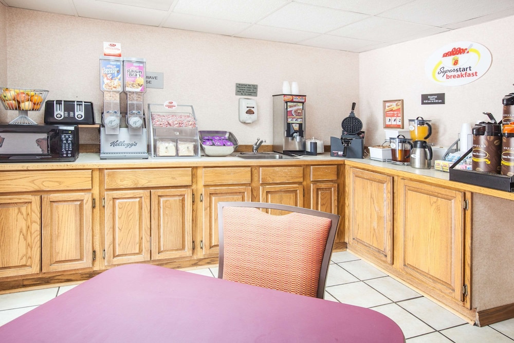 Super 8 By Wyndham Clinton 12/15