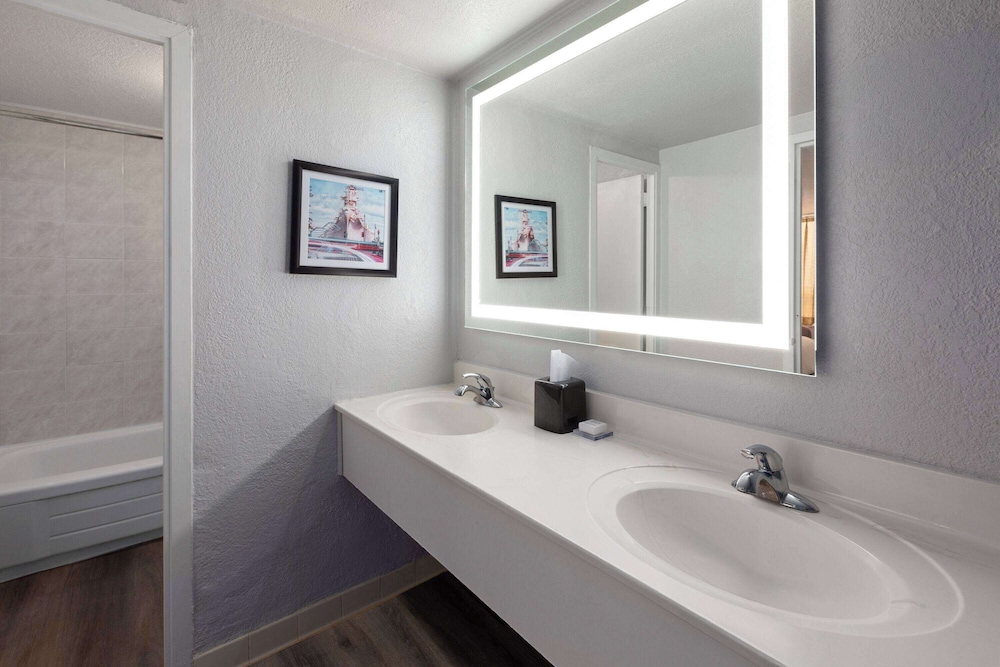 جناح جونيور بسرير كينج مع أريكة، Wyndham Garden Norfolk Downtown 6/10
