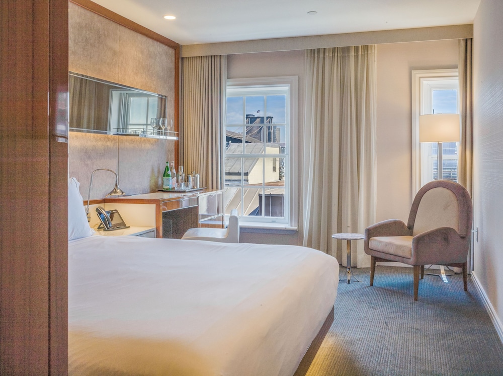 DELUXE, KING BED, FRONT STREET VIEW