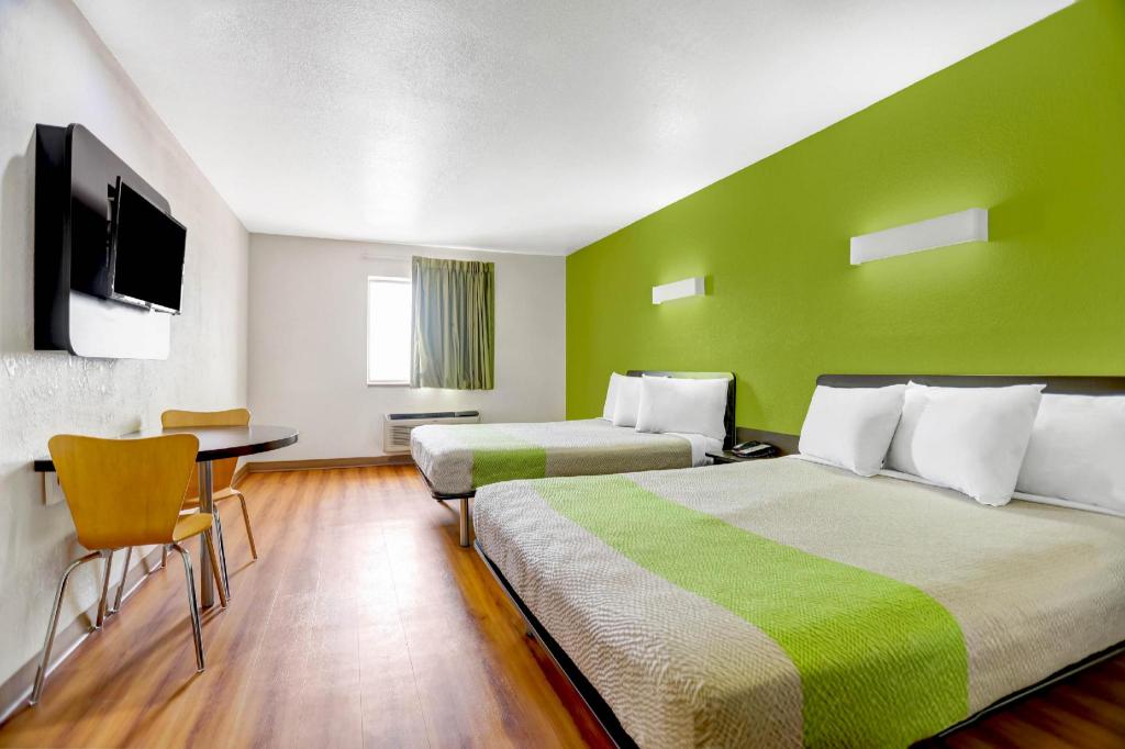 2 Queen Beds - Non-Smoking, Micfridge
