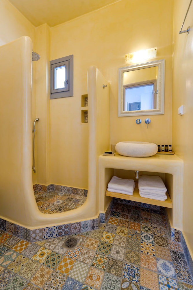 White Harmony Suites 68/69