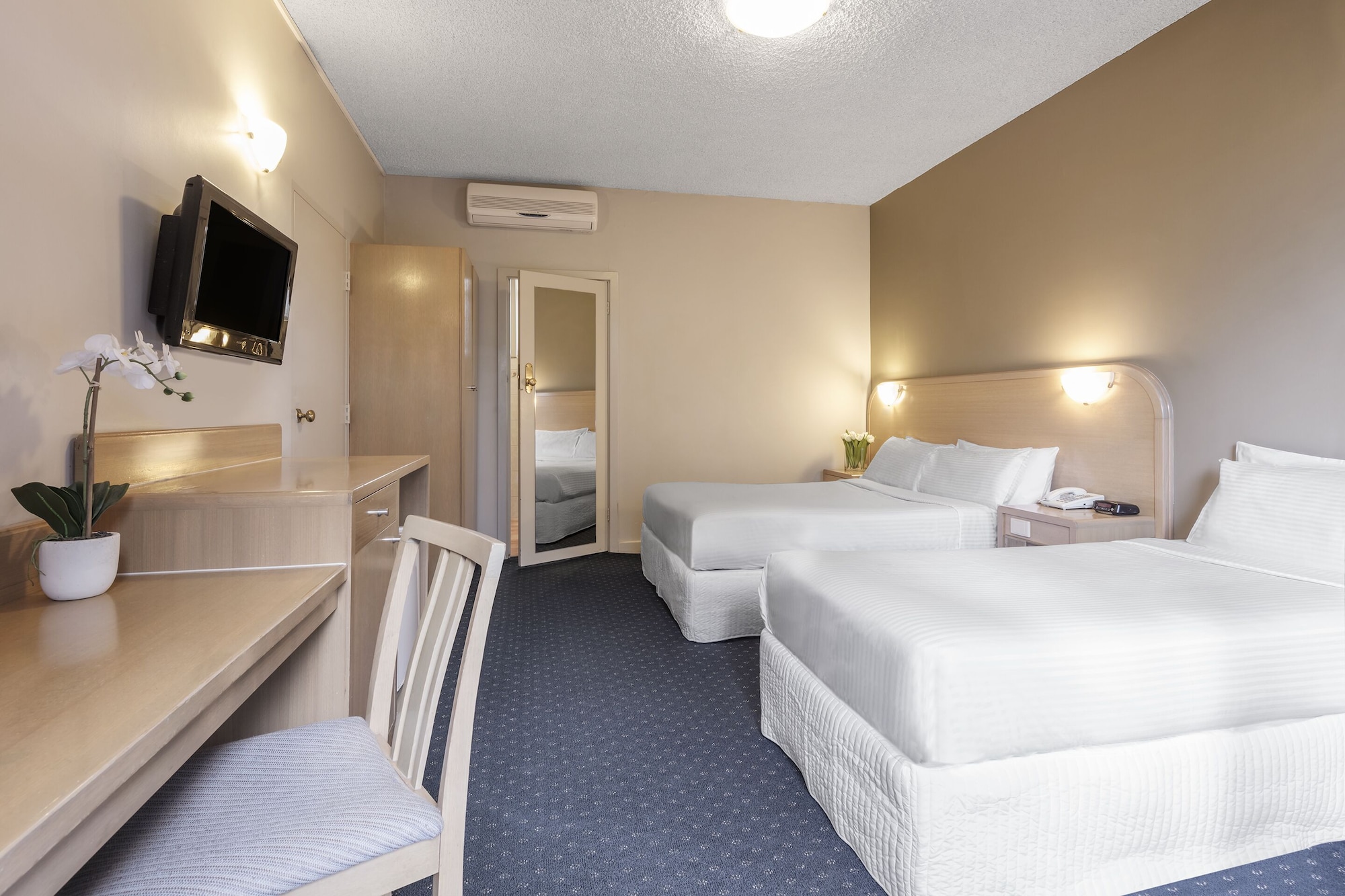 ROOM, TWIN BEDS