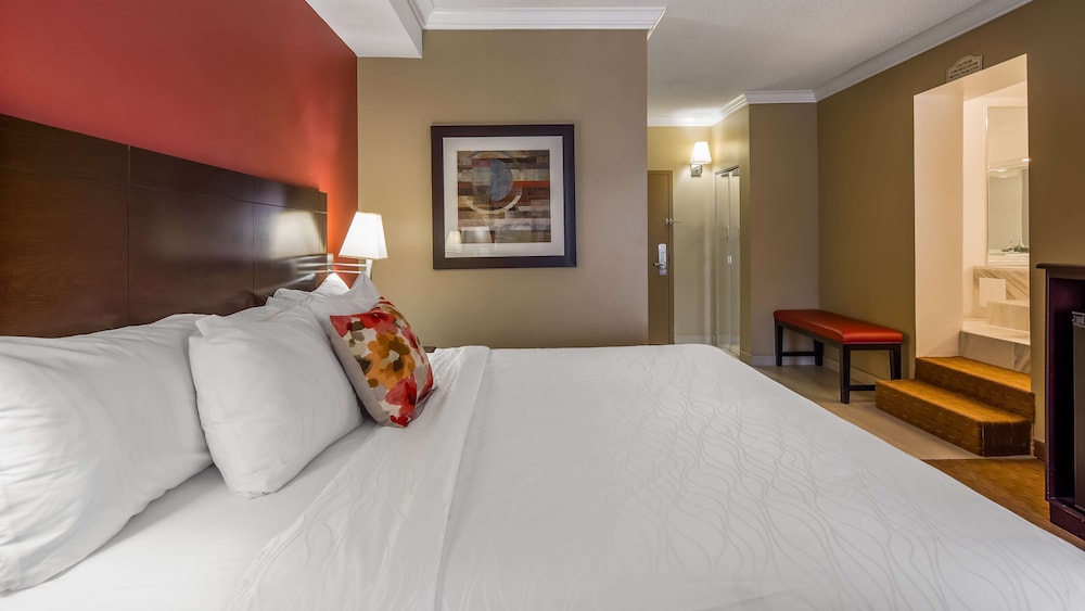 Suite, King Bed, Jetted Tub, Best Western Plus Bowmanville 2/4