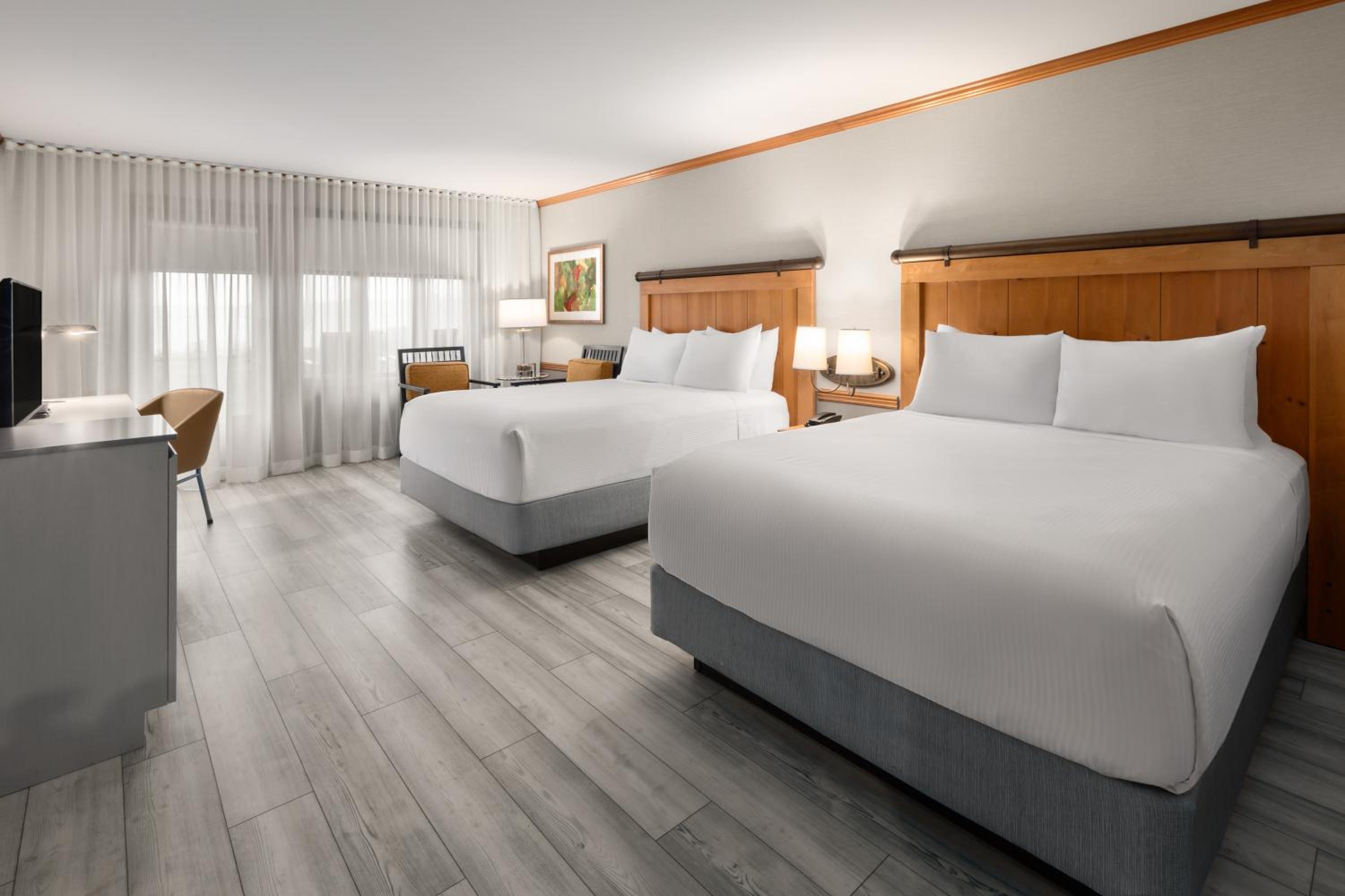 Room, Queen Bed, Water View, Patio