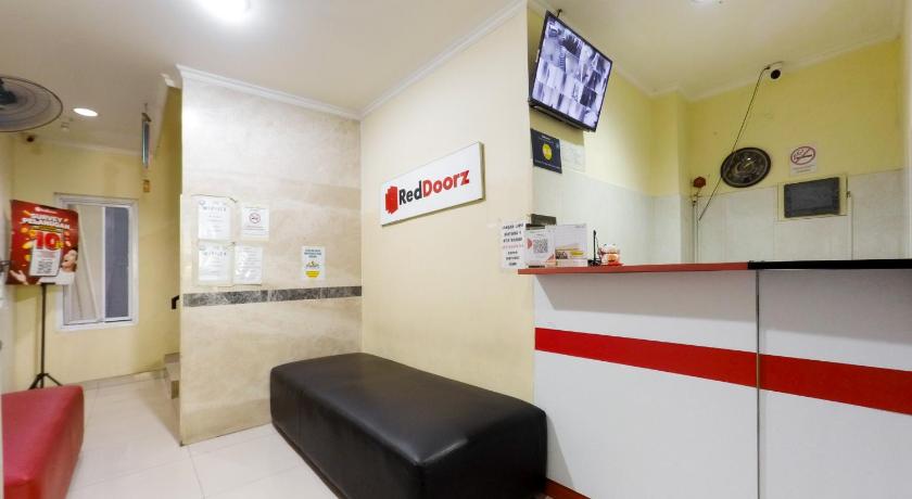 Reddoorz Plus Near Mall Ciputra Jakarta 13/51