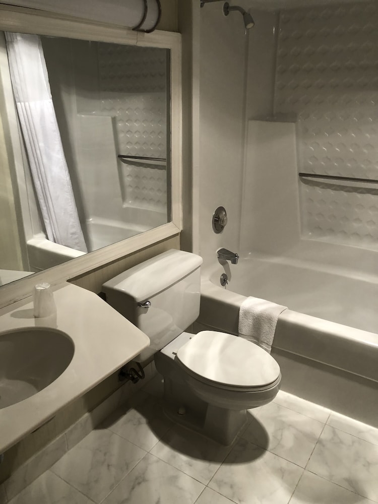 Econo Lodge Metro 18/36