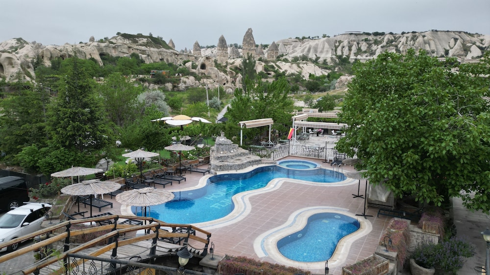 Holiday Cave Hotel 79/81