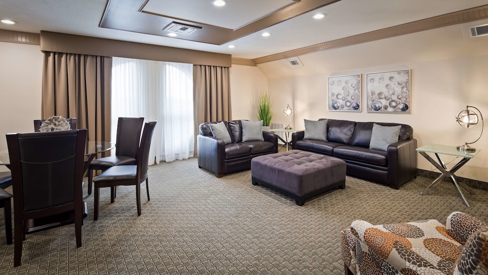 Best Western Plus Concordville Hotel 35/54