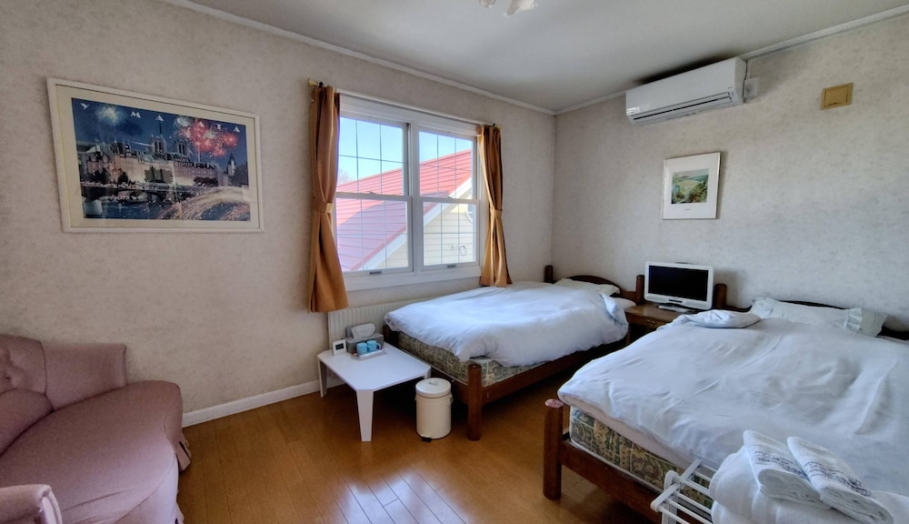 ROOM, TWIN BEDS, SHARED BATHROOM