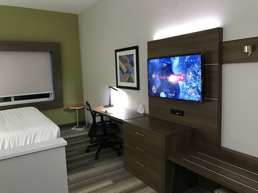 Holiday Inn Express Naples South I 75 32/67