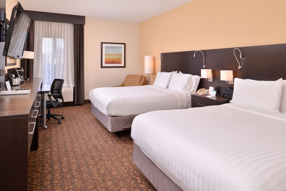 Holiday Inn Express Hotel and Suites Topeka West I-70 Wanamaker 24/62
