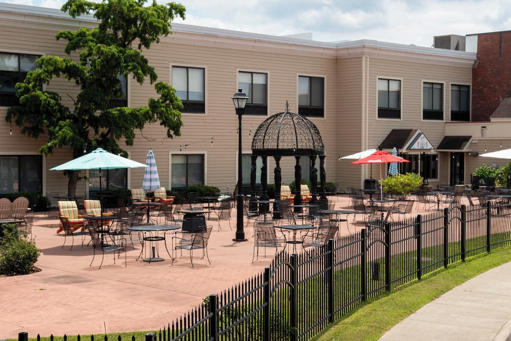 Holiday Inn Express Hotel Suites Latham 60/70