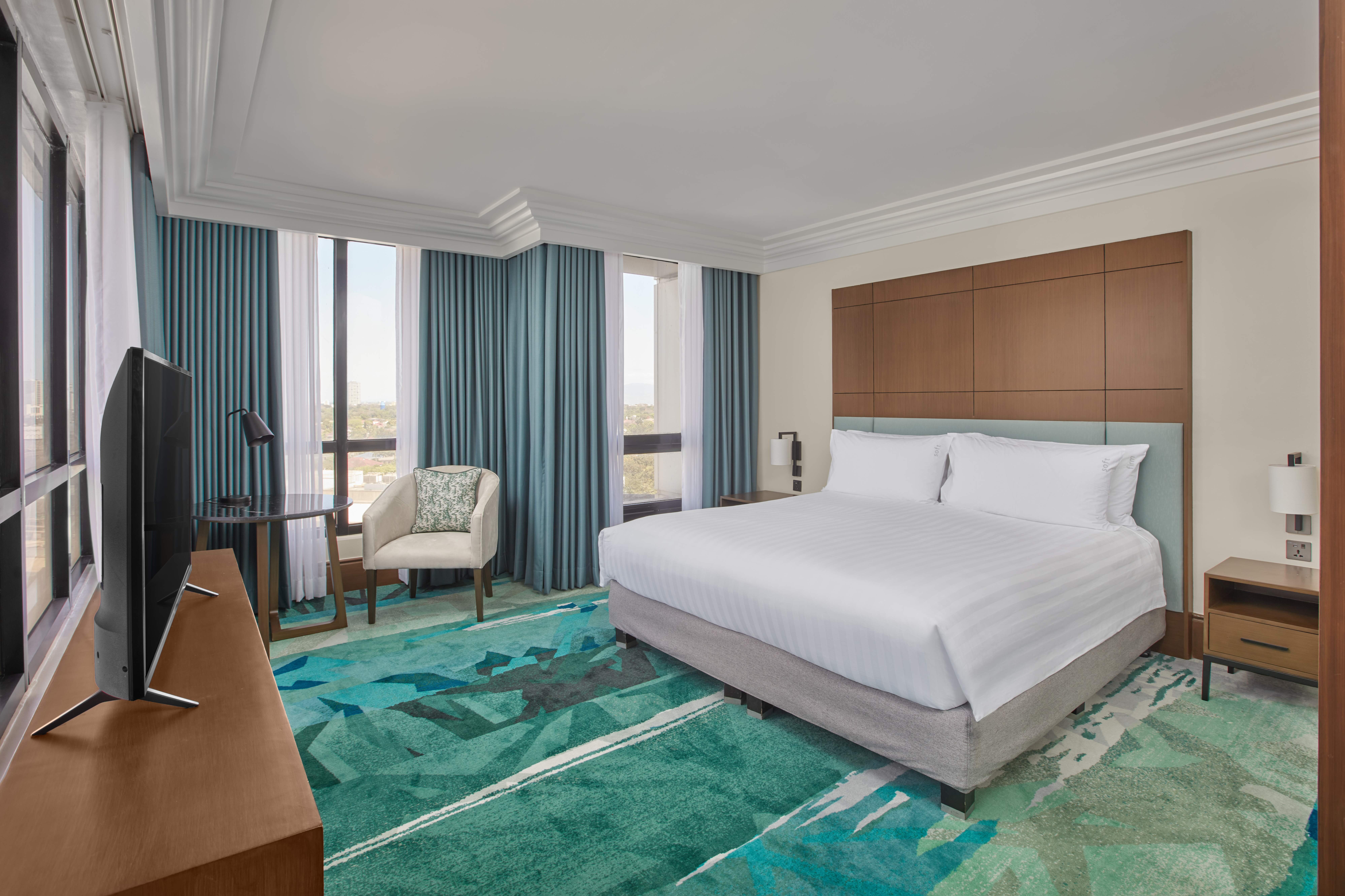 Holiday Inn Galleria Manila 24/74