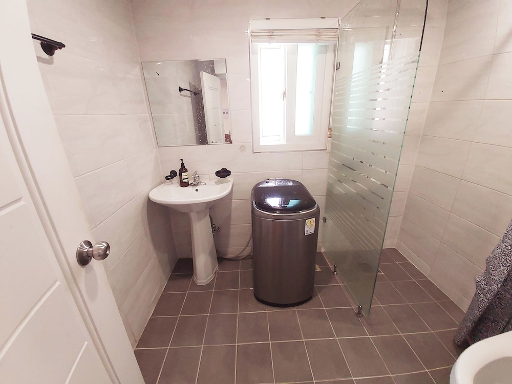 Blueboat Hostel Myeongdong 38/40