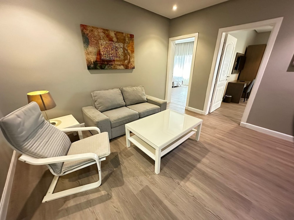 كورنيش لورين سويتس(Loren Suites Corniche) 31/50