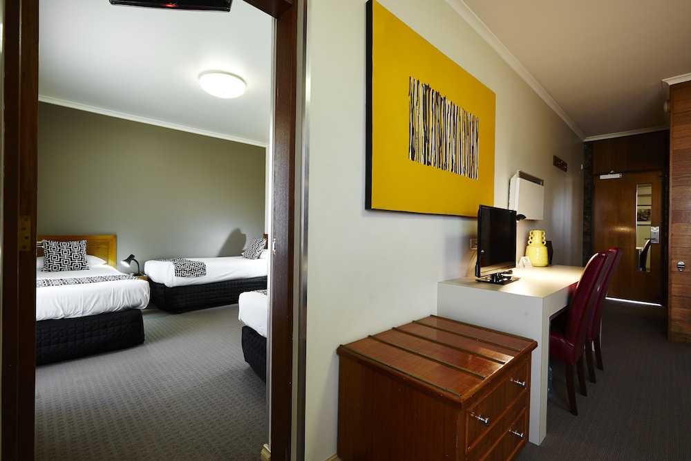 Sovereign Park Motor Inn 24/37