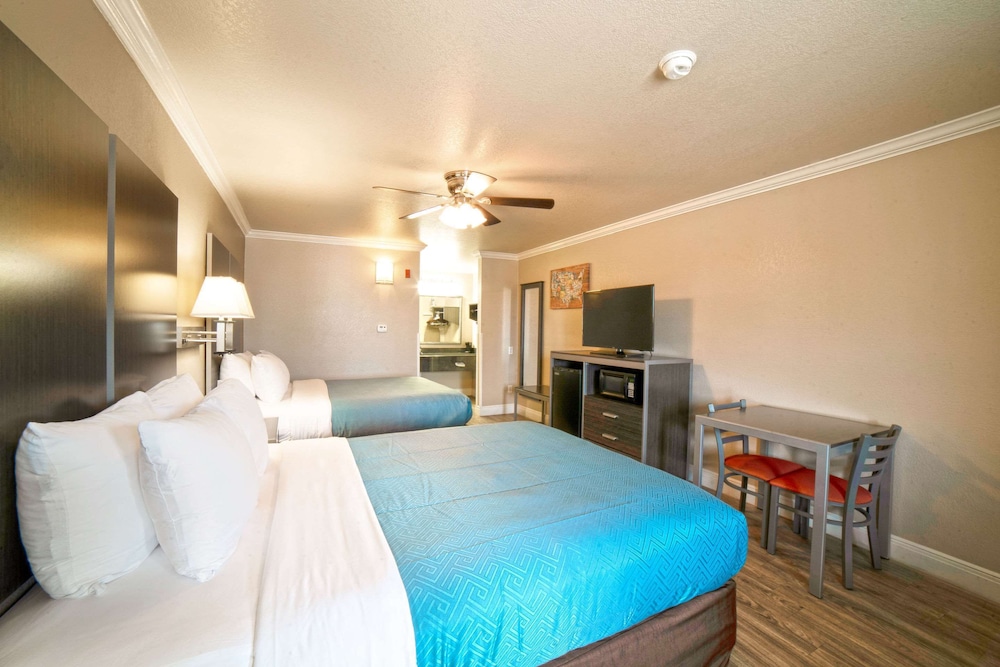 STANDARD, 2 QUEEN BEDS