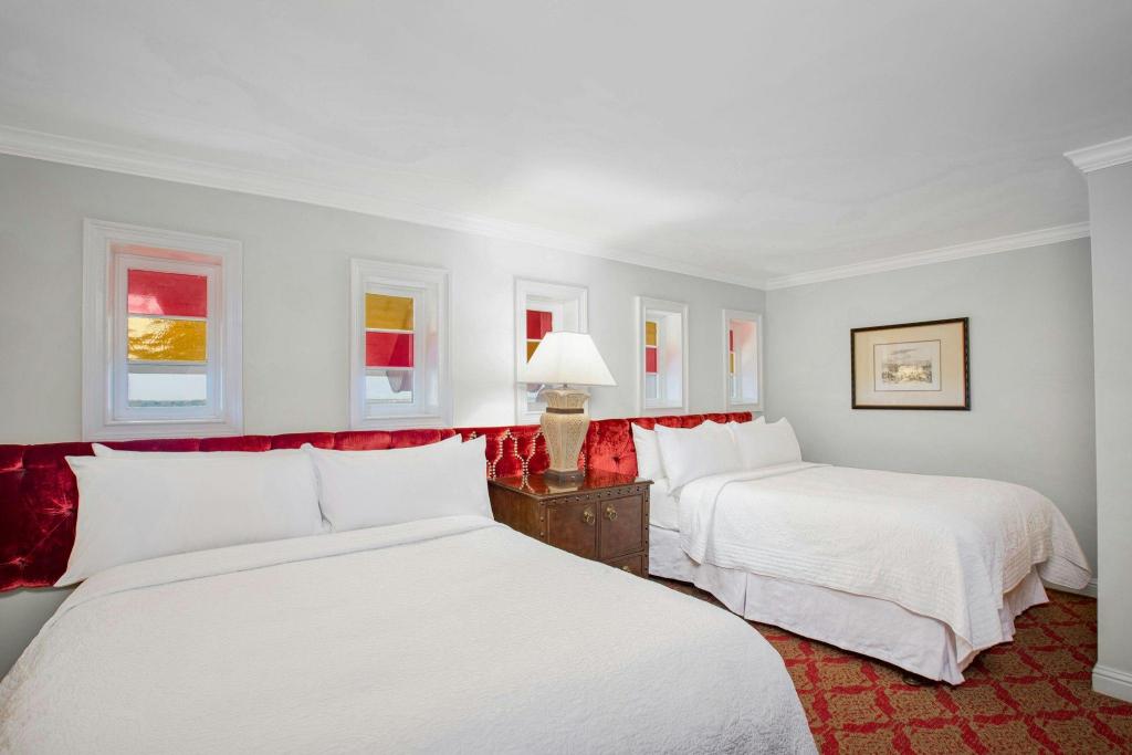 3 Bedrooms, Bi Level, Suite