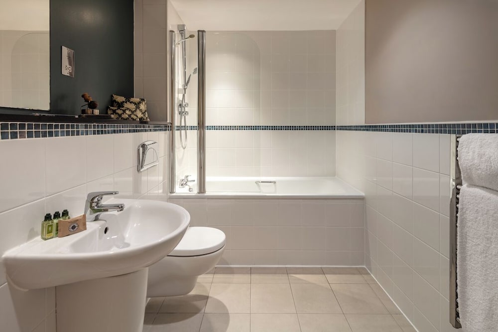 1 Bedroom, Apartment, Queen Bed, Sofa, Marlin Apartments City Docklands 3/4