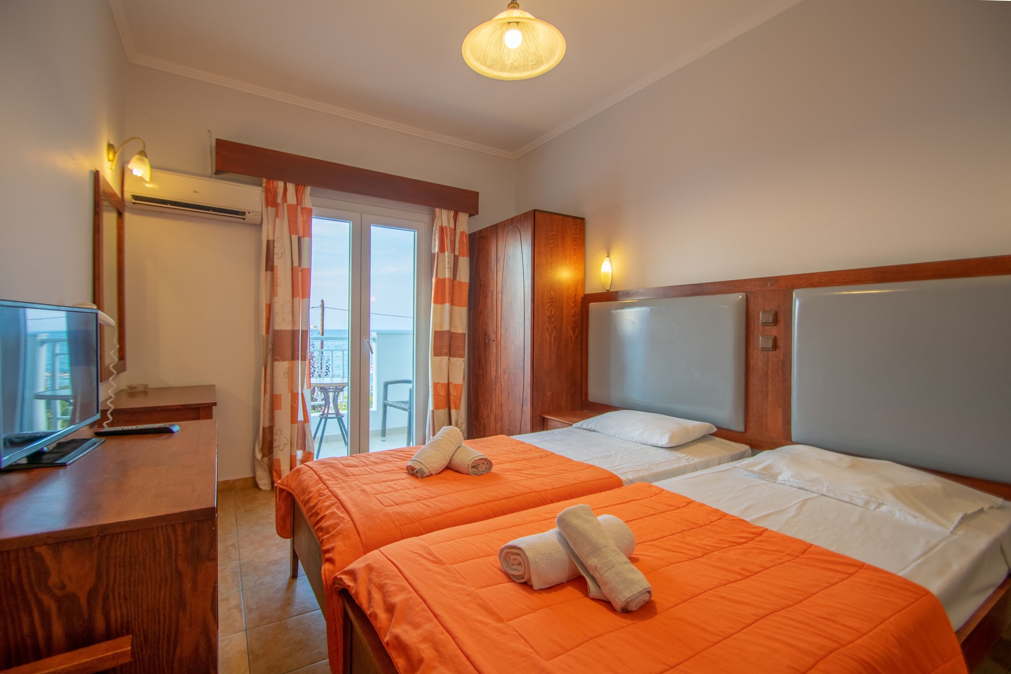 STANDARD, DOUBLE OR TWIN BED, SIDE SEA VIEW
