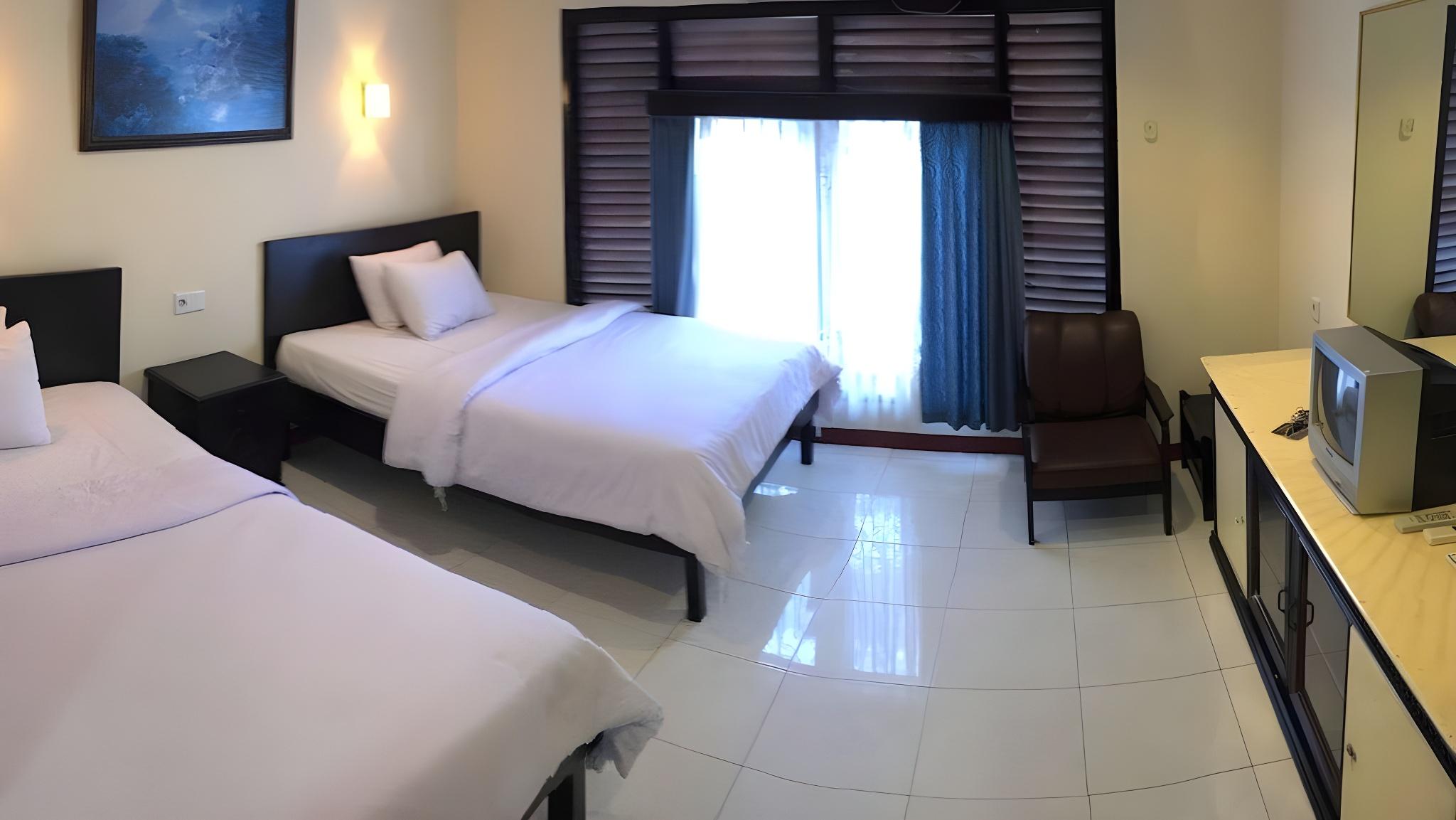 Uni Beach Hotel 7/25