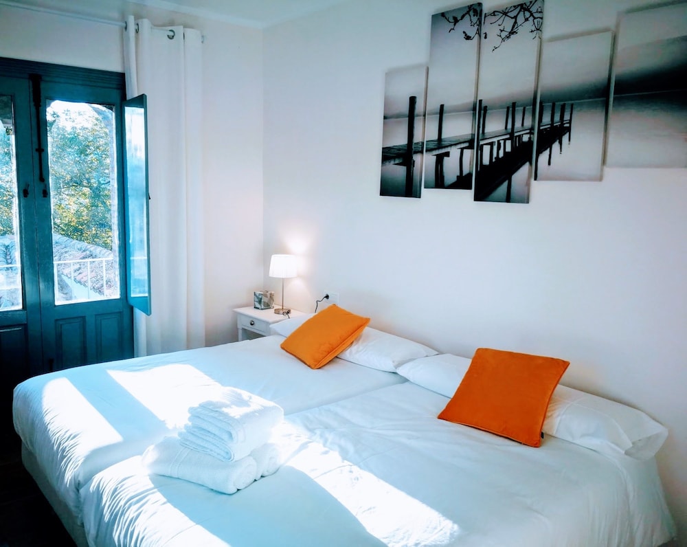 COMFORT, TWIN BEDS