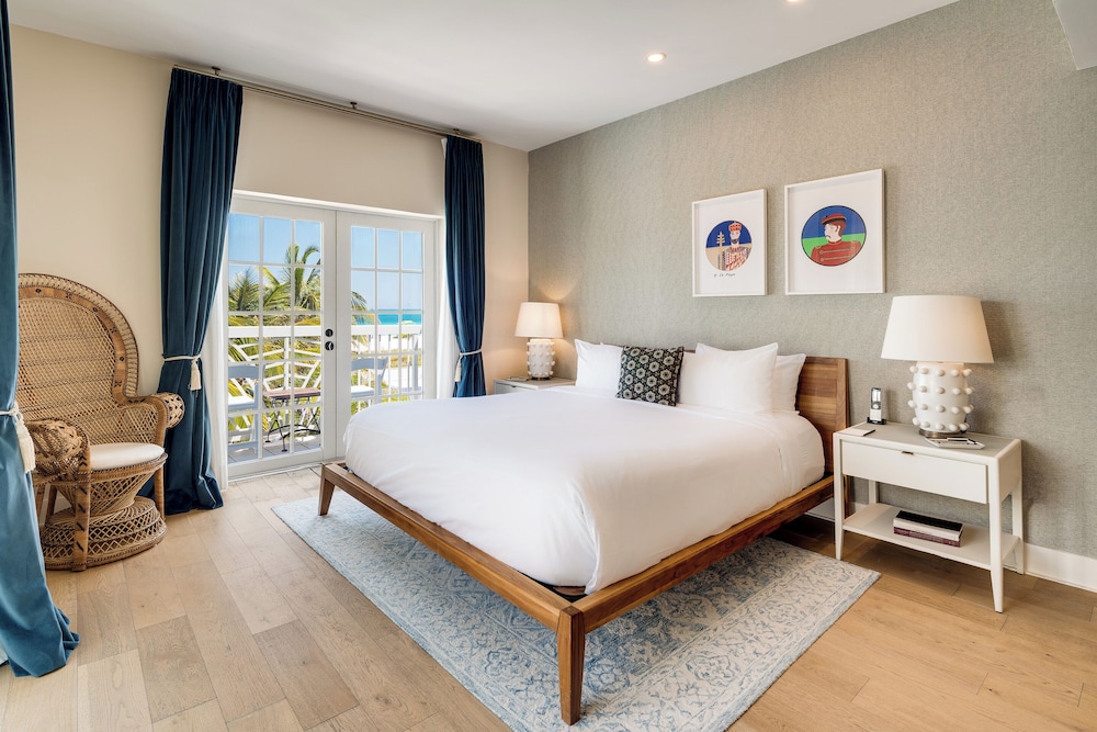 JUNIOR SUITE, KING BED, OCEAN FRONT, BALCONY