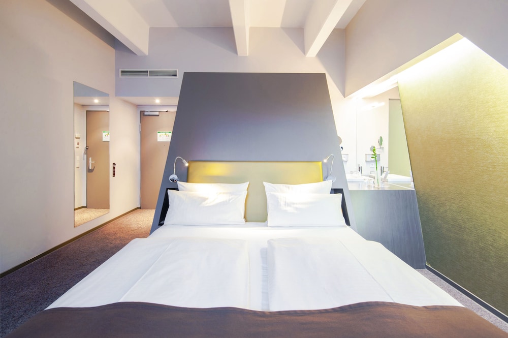 DELUXE, DOUBLE BED