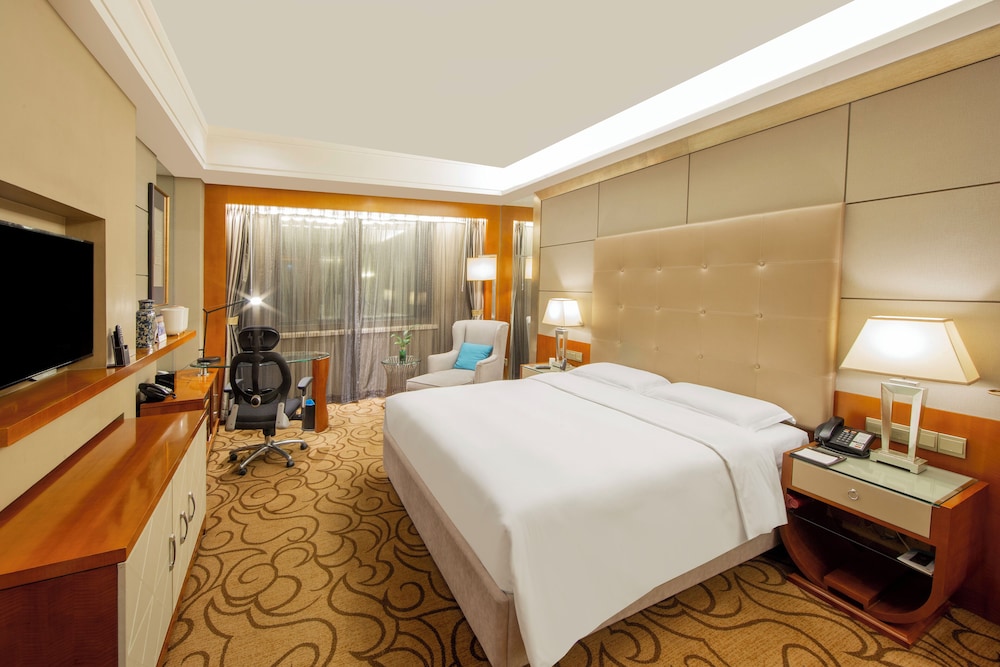 Club, Prestige, Suite, King Bed, Golf Course View, Club Lounge Access
