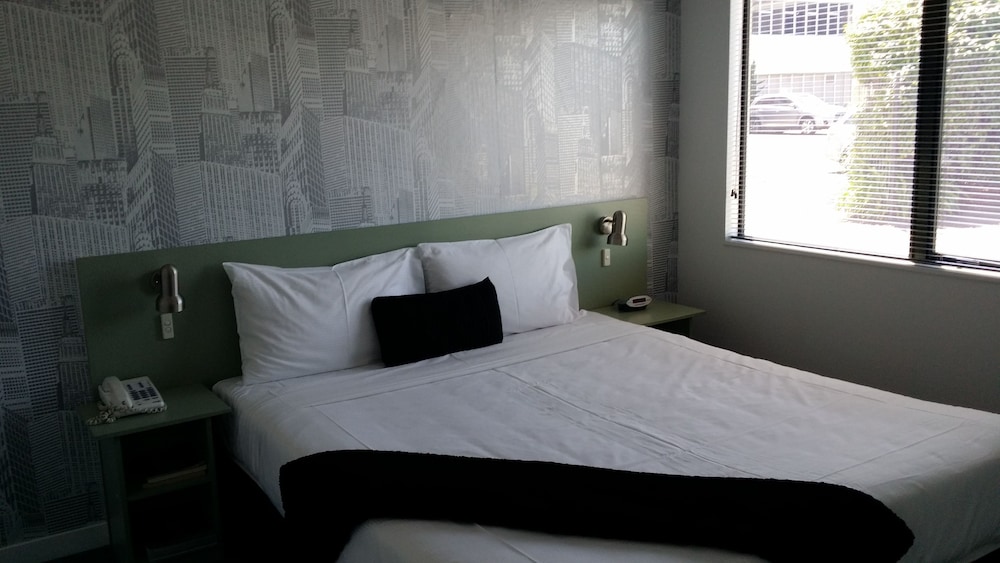Abode on Courtenay Motor Inn 8/30