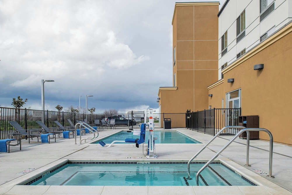 Fairfield Inn & Suites by Marriott Sacramento Winters 23/50